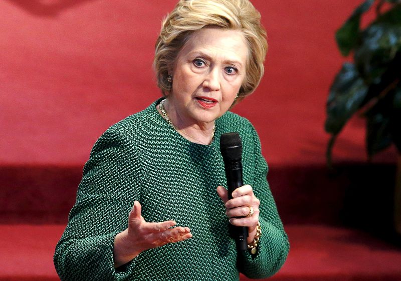© Reuters. La precandidata demócrata a la presidencia de Estados Unidos Hillary Clinton habla durante un evento de campaña en la iglesia AME, en el barrio neoyorquino de Queens