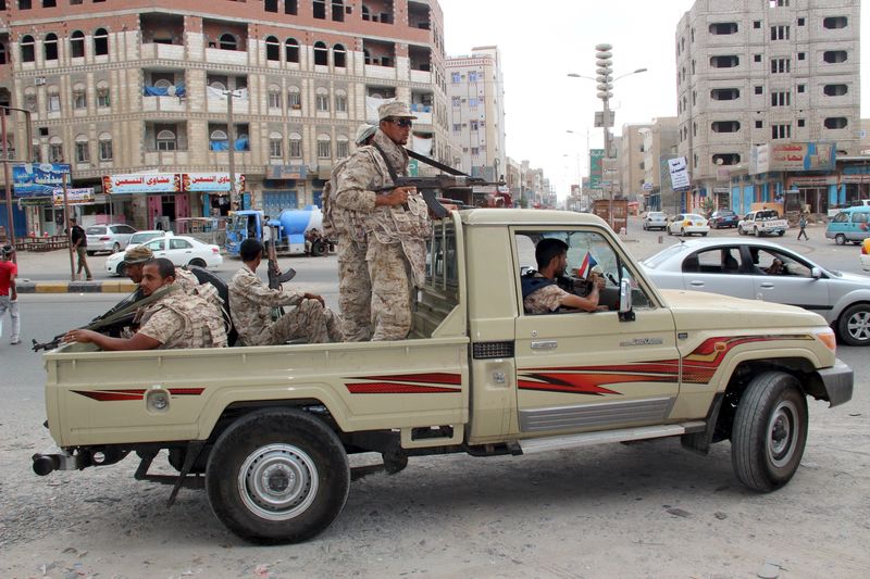© Reuters. اندلاع اشتباكات في اليمن قبل ساعات من هدنة مقررة