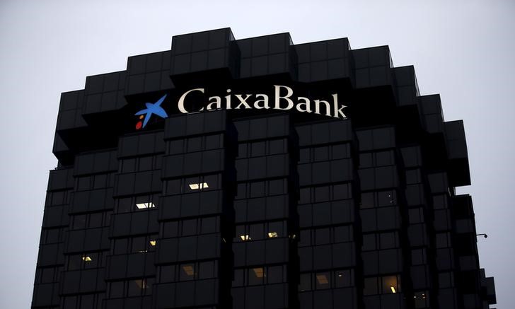 © Reuters. CaixaBank's logo is seen at the company's headquarters in Barcelona