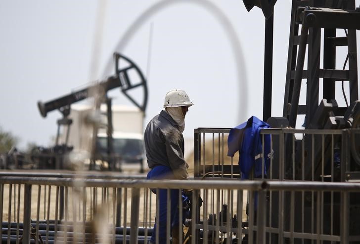 © Reuters. Рабочий на нефтяном месторождении в Баку 