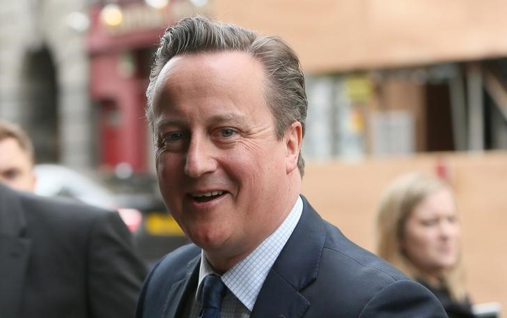 © Reuters. متحدثة: كاميرون يقول إن على كبار سياسيي بريطانيا نشر سجلات ضرائبهم
