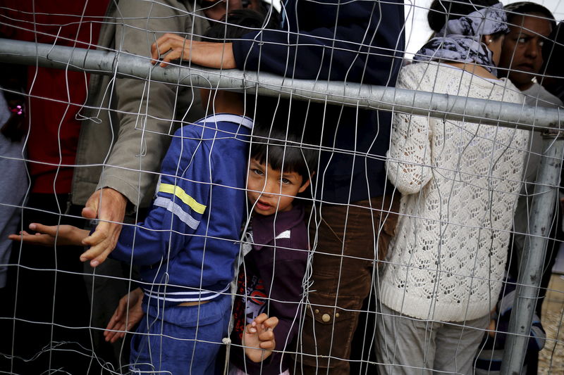 © Reuters. مفوضية اللاجئين تدين استخدام مقدونيا الغاز المسيل للدموع ضد اللاجئين