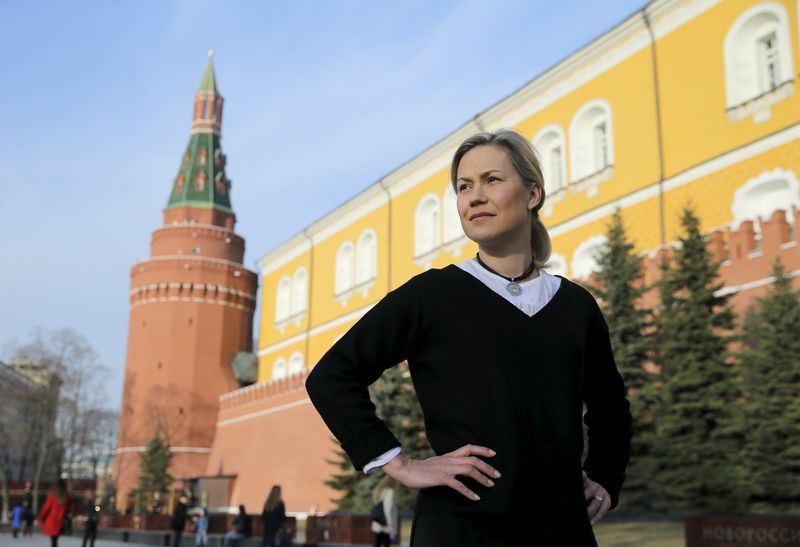 © Reuters. Anna Vaananen, head of Credit Suisse's $60 million Russian Equity Fund, poses for a picture by the Kremlin wall in central Moscow