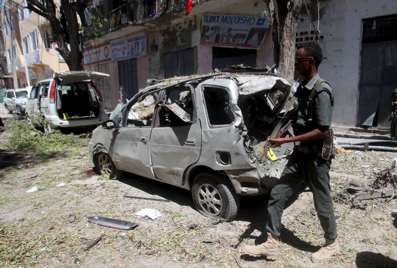 © Reuters. مقتل 5 في انفجار سيارة ملغومة في مقر حكومي بمقديشو