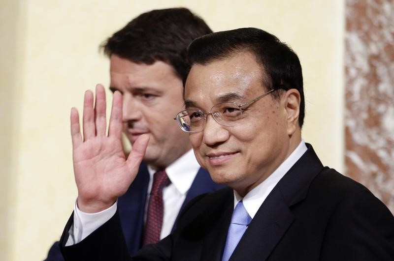 © Reuters. Il premier cinese Li Keqiang a Palazzo Chigi col presidente del Consiglio Matteo Renzi