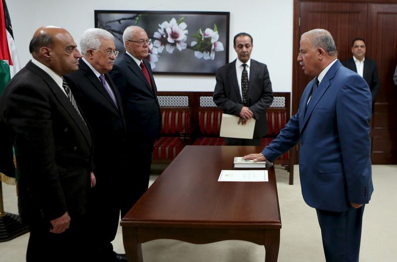 © Reuters. الرئيس الفلسطيني يحكم قبضته بمرسوم رئاسي جديد