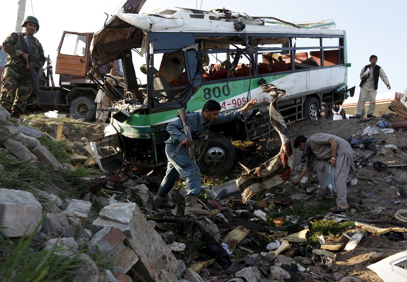 © Reuters. مصادر: مقتل 14 على الأقل في هجومين على حافلتين في أفغانستان