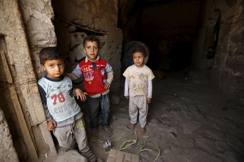 © Reuters. Children stand in their house during the first day of a ceasefire in Yemen's capital Sanaa