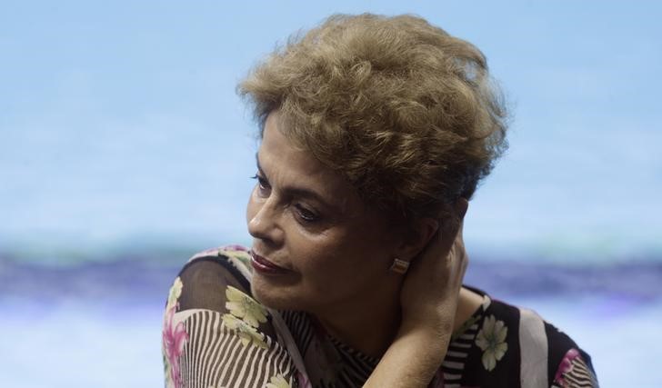 © Reuters. Brazil's President Rousseff attends an inauguration ceremony of the Olympic aquatic venue at the 2016 Rio Olympics park in Rio de Janeiro