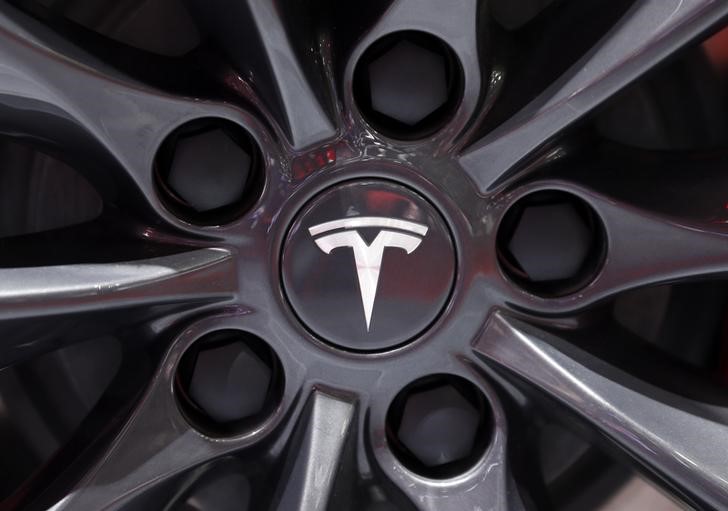 © Reuters. A Tesla logo is pictured on the hub of car during the second media day of the 86th International Motor Show in Geneva