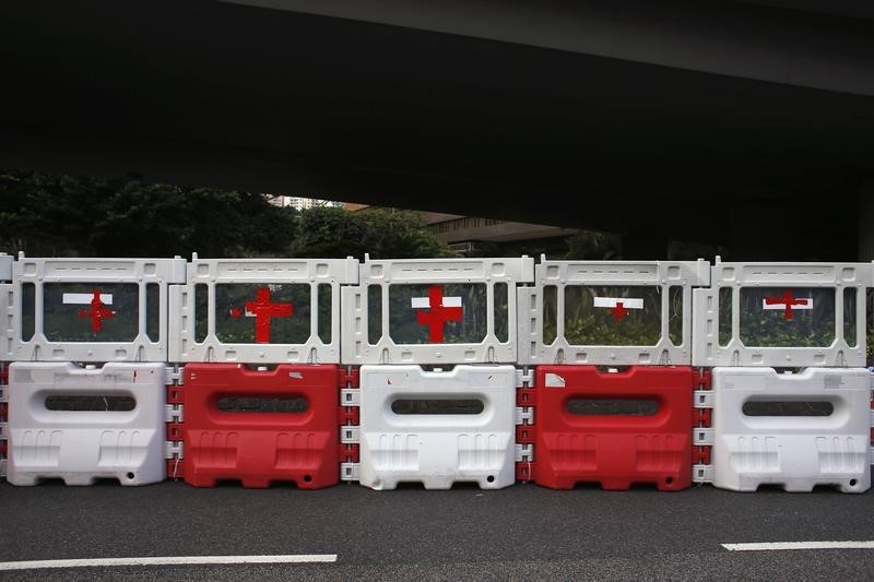 © Reuters. Red cross signs are seen on road blocks used by protesters to set up a makeshift first aid station at the financial Central district in Hong Kong