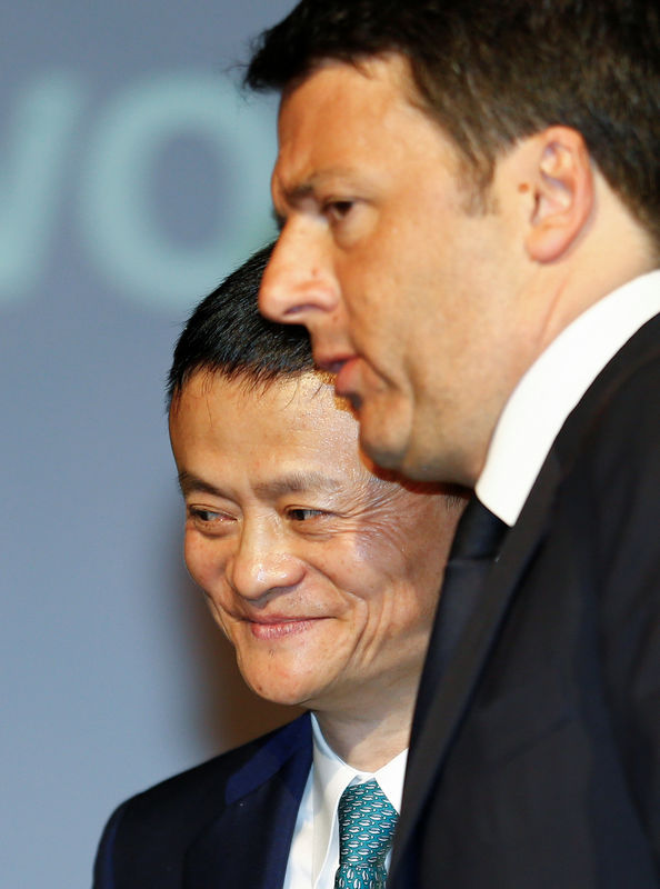 © Reuters. Founder and Executive Chairman of Alibaba Group Jack Ma and Italy's Prime Minister Matteo Renzi arrive at the Vinitaly wine exhibition in Verona