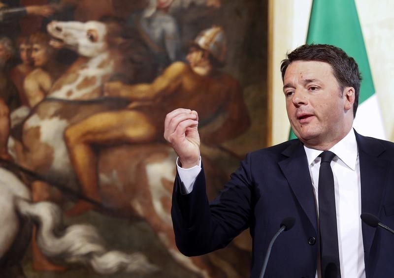 © Reuters. Italy's Prime Minister Matteo Renzi gestures as he speaks during a news conference about ultrafast internet at the heart of his reformist agenda in Rome