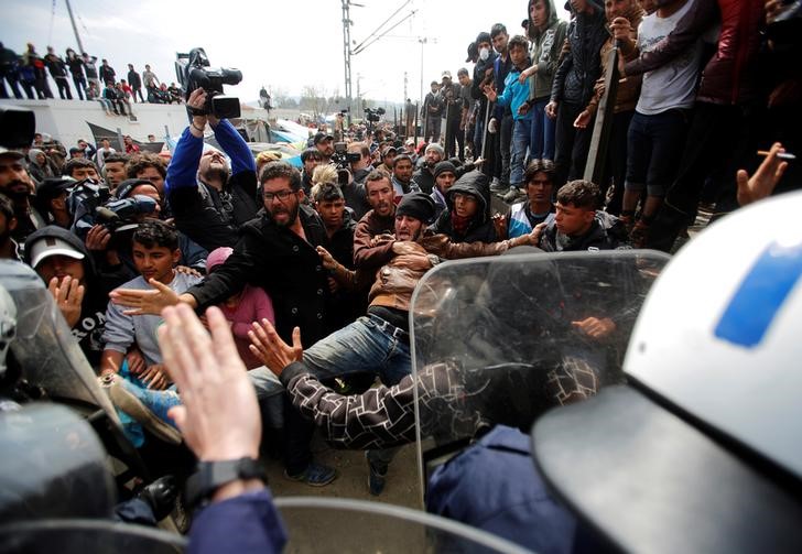 © Reuters. Imigrantes e polícia grega entram em confronto na fronteira com Macedônia 