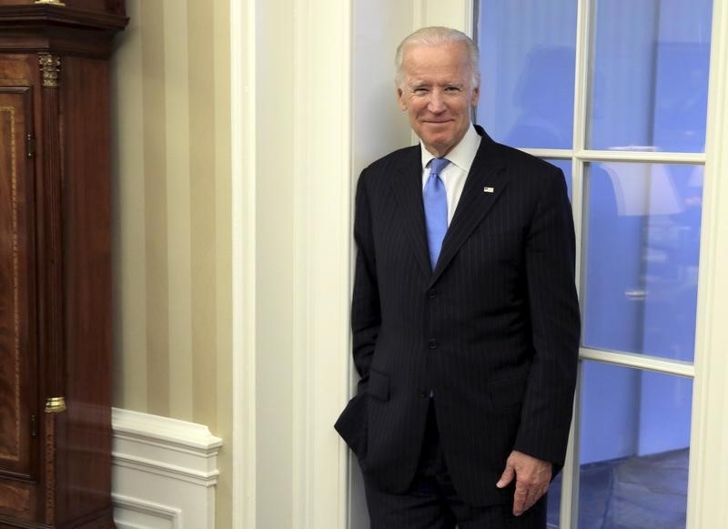 © Reuters. U.S. Vice President Joe Biden watches as President Barack Obama and Colombia's President Juan Manuel Santos speak during a bilateral meeting in the Oval Office of the White House in Washington