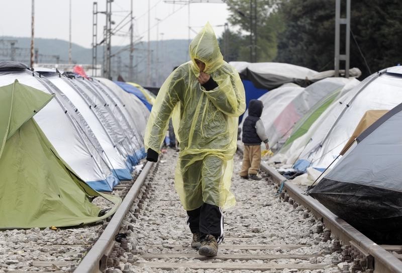 © Reuters. توتر على الحدود بين اليونان ومقدونيا بعد إصابة العشرات يوم الأحد