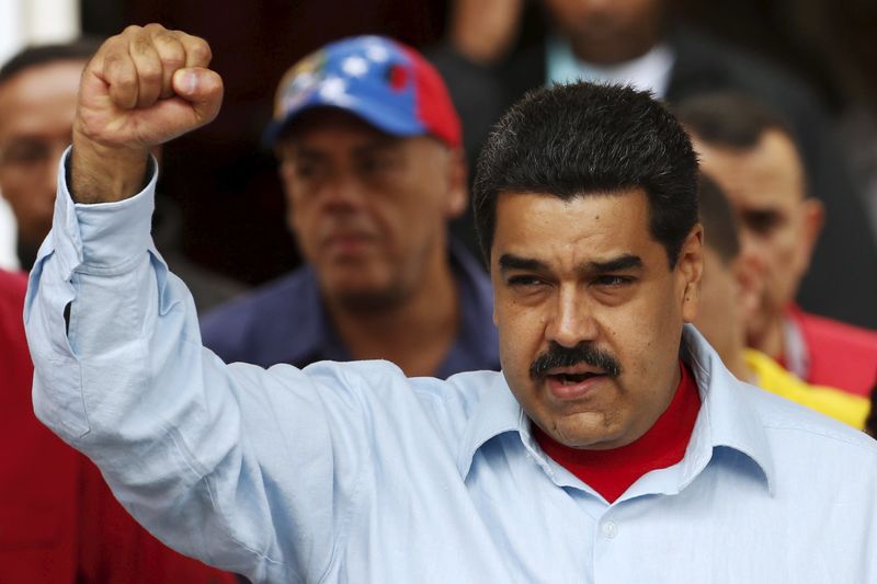 © Reuters. Venezuela's President Maduro gestures while he attends a rally against the opposition's amnesty law at Miraflores Palace in Caracas