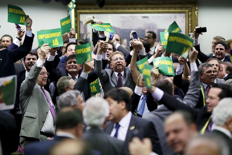 © Reuters. Membros da comissão do impeachment após votação 