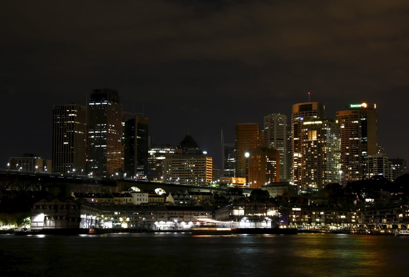© Reuters. The buildings in the Central Business District can be seen after their lights were switched off for Earth Hour in Sydney, Australia