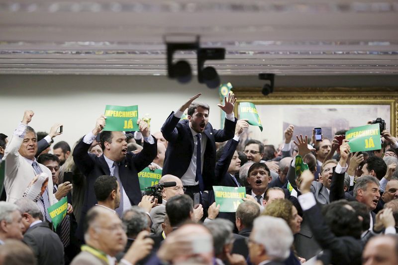 © Reuters. Deputados da comissão do impeachment após votação 