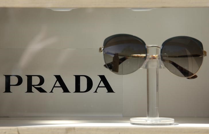 © Reuters. Очки Prada в магазине Рима 