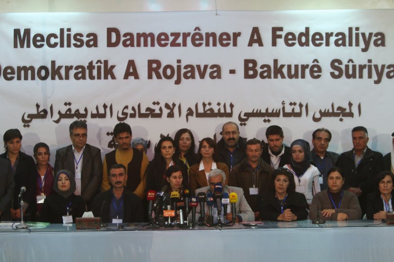 © Reuters. Delegates take part in a conference where they announced a federal system in Syria's Kurdish-controlled northern regions, in the town of Rmeilan, Hasaka province