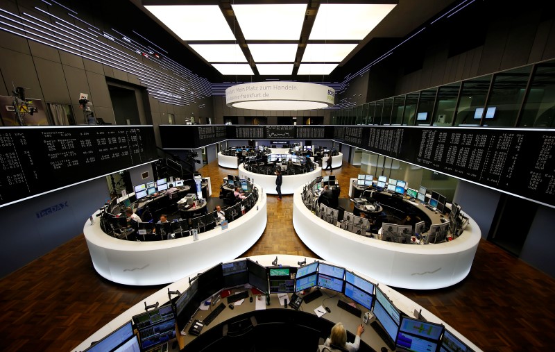 © Reuters. The German share prize index board and the trading room of Frankfurt's stock exchange are photographed during afternoon trading session in Frankfurt