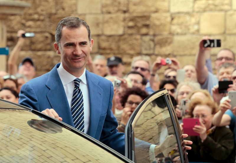 © Reuters. Spain's King Felipe leaves after attending an Easter mass at the cathedral in Palma de Mallorca