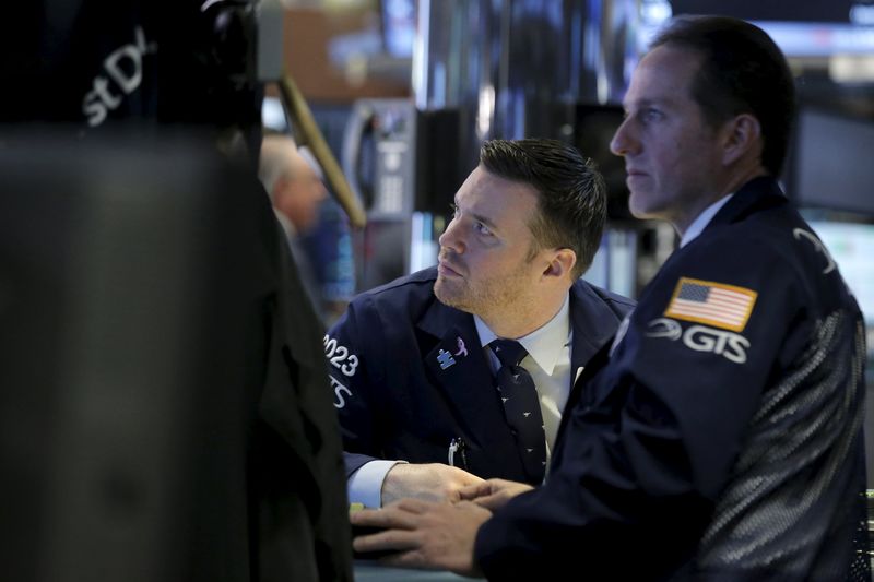 © Reuters. Traders work on the floor of the NYSE 