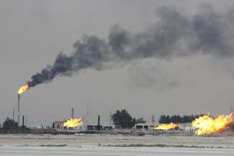 © Reuters. Вид на нефтяное месторождение "Румайла" в Басре