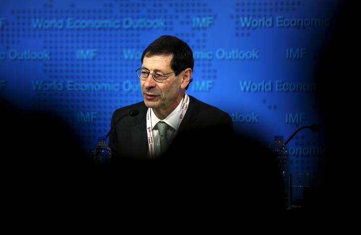 © Reuters. Obstfeld, Economic Counsellor and Director, Research Department of IMF delivers the International Monetary Fund's media briefing on the world economic outlook during its annual meeting in Lima