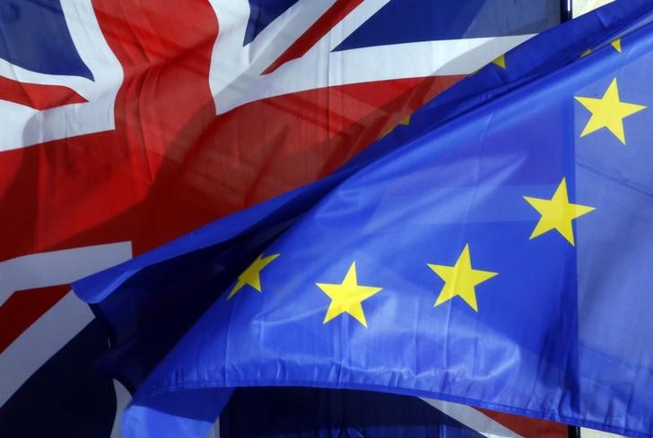 © Reuters. A British Union Jack flag and an European flag fly on the Amiens city hall during a a Franco-Britain summit in Amiens