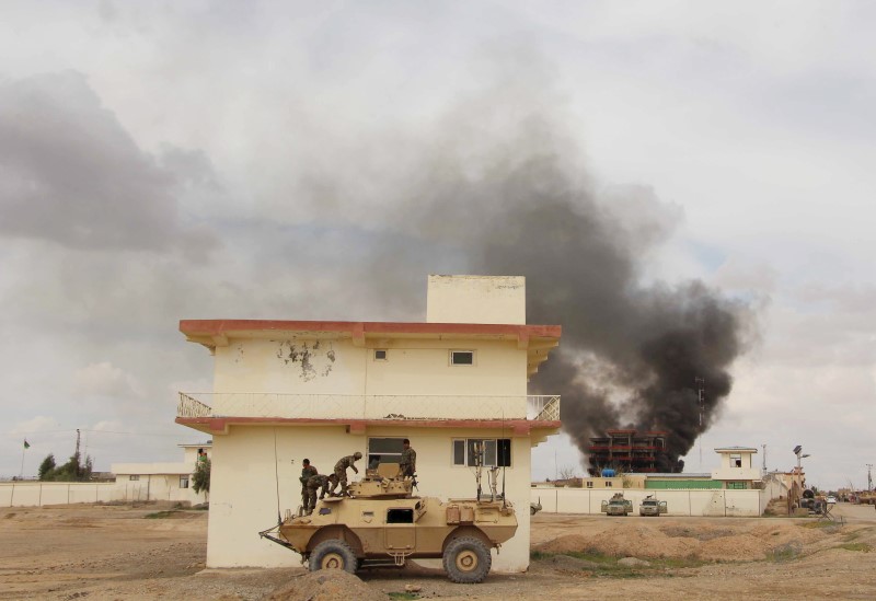 © Reuters. Fumaça vista após ataque do Taliban no Afeganistão