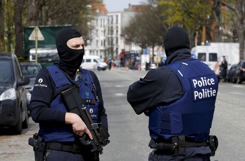 © Reuters. Policiais belgas vistos durante operação em Etterbeek