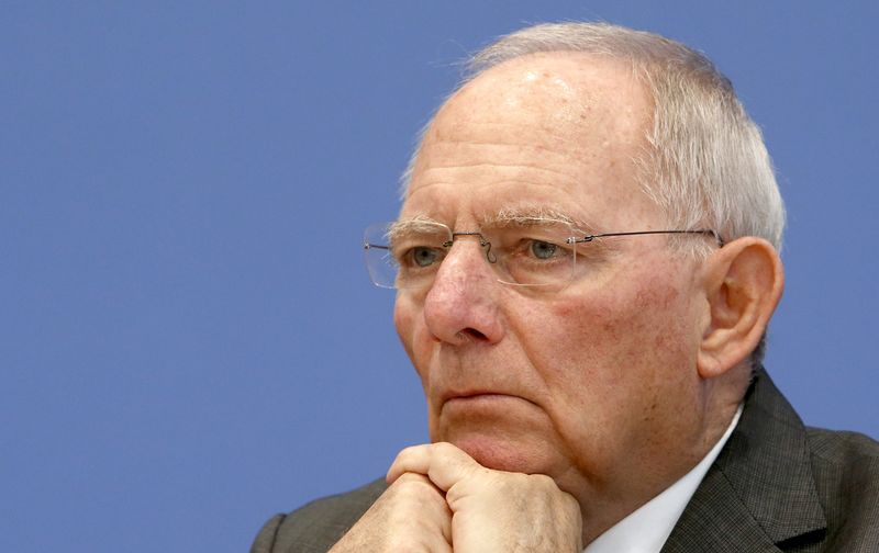 © Reuters. WOLFGANG SCHÄUBLE MET EN GARDE CONTRE LA POLITIQUE DE TAUX ULTRA-BAS DE LA BCE