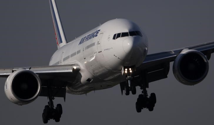 © Reuters. LES PILOTES D'AIR FRANCE CONTRE LE PROJET D'ACCORD DE DIMANCHE