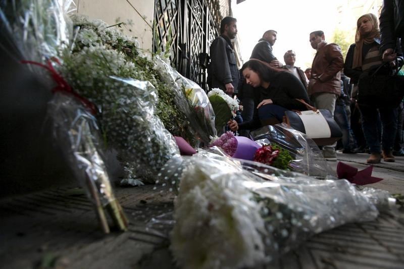 © Reuters. People attend a memorial for Giulio Regeni outside the Italian embassy in Cairo, Egypt