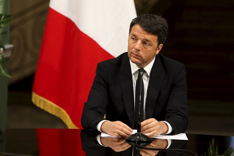 © Reuters. Italian Prime Minister Matteo Renzi attends a ceremony with Iran's President Hassan Rouhani to sign deals in Tehran