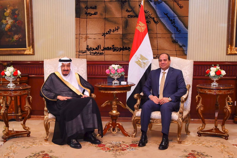 © Reuters. Egyptian President Abdel Fattah al-Sisi meets with King Salman of Saudi Arabia during the departure ceremony at the Cairo International Airport Cairo