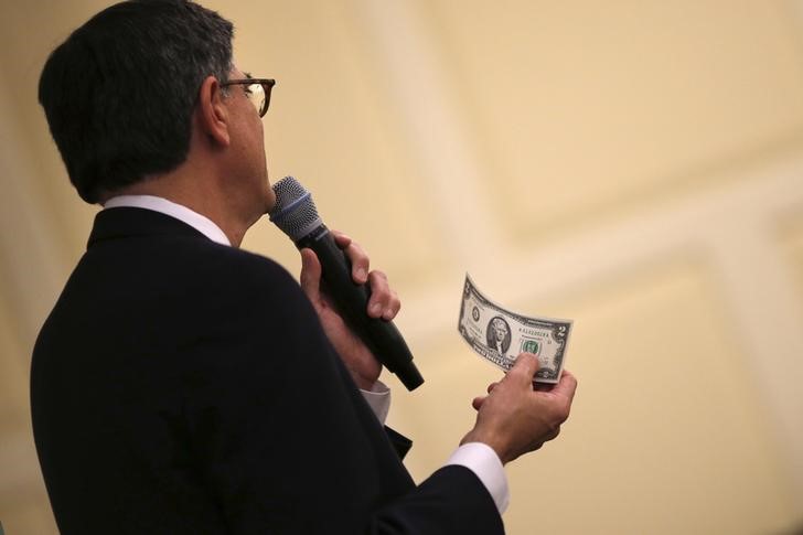 © Reuters. U.S. Treasury Secretary Jack Lew holds a two dollar note as he speaks during an event about currency redesign hosted by the University of Maryland in College Park, Maryland