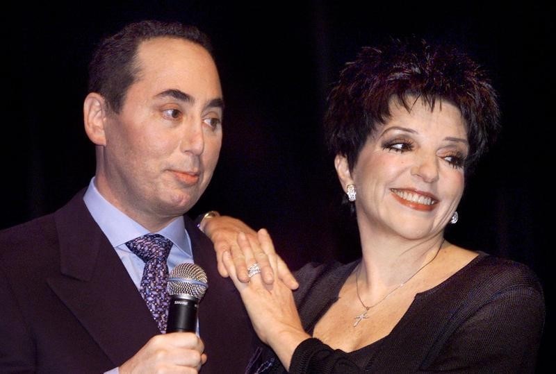 © Reuters. Produtor David Gest e cantora Liza Minnelli durante entrevista