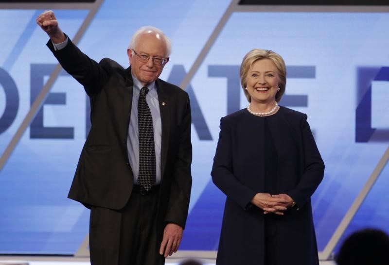 © Reuters. Bernie Sanders e Hillary Clinton durante debate em Kendall