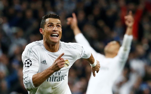 © Reuters. Foto del martes de Cristiano Ronaldo celebrando tras marcar el tercer gol del Real Madrid ante Wolfsburgo