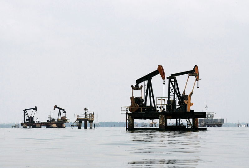 © Reuters. File photo of oil pumps in Lagunillas, Ciudad Ojeda, in Lake Maracaibo in the state of Zulia