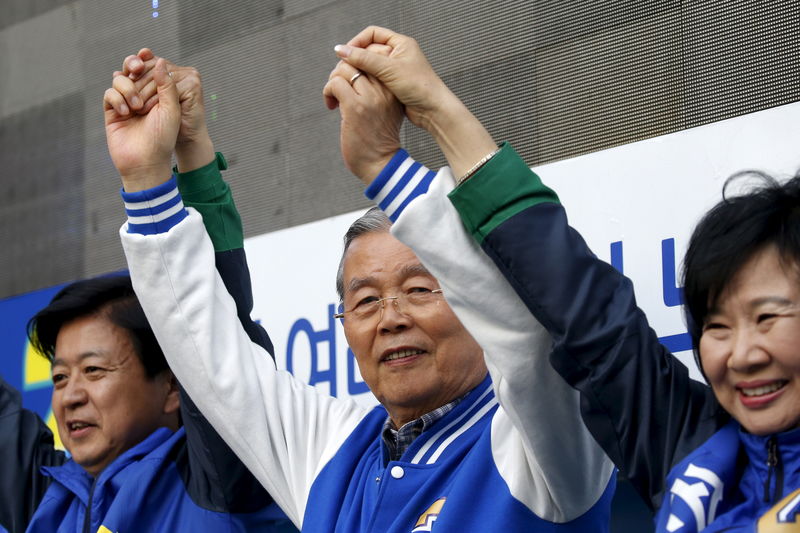 © Reuters. Kim Chong-in, interim leader of the main opposition Minjoo Party of Korea, attends a rally for the April 13 parliamentary elections in Seoul