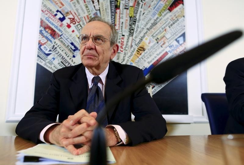 © Reuters. Italian Economy Minister Padoan attends a news conference with the foreign press in Rome