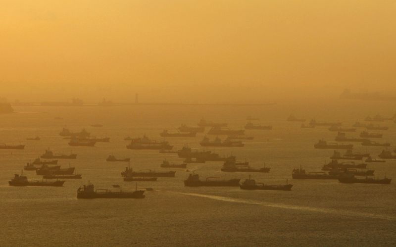 © Reuters. Рыбацкие суда и нефтяные танкеры у побережья Сингапура 