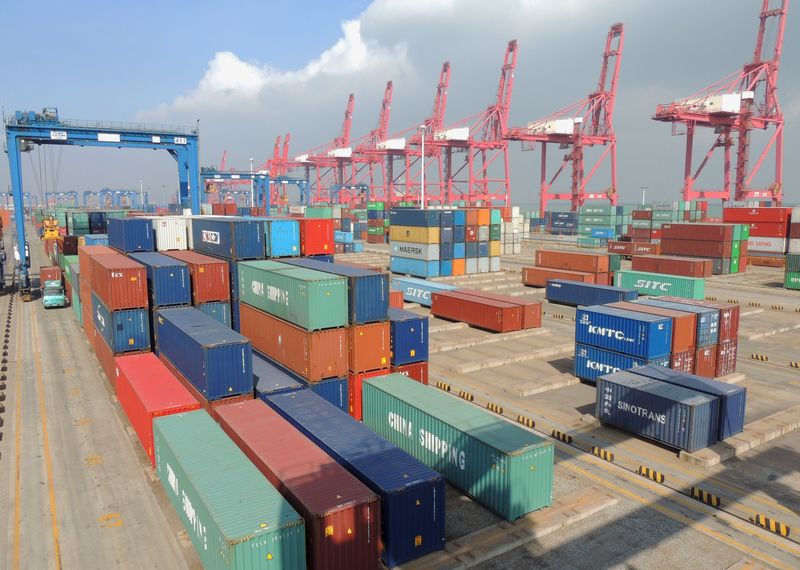 © Reuters. Containers are seen at a port in Lianyungang