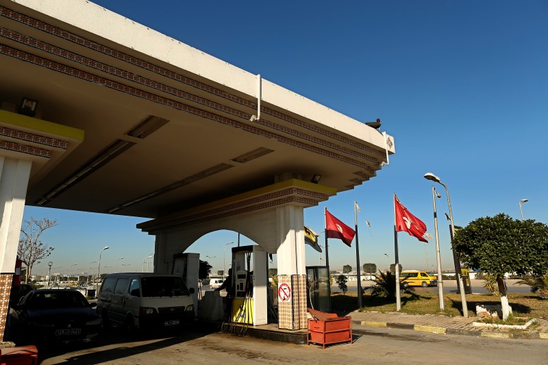 © Reuters. A fuel pump is pictured at Agil gas station in Tunis