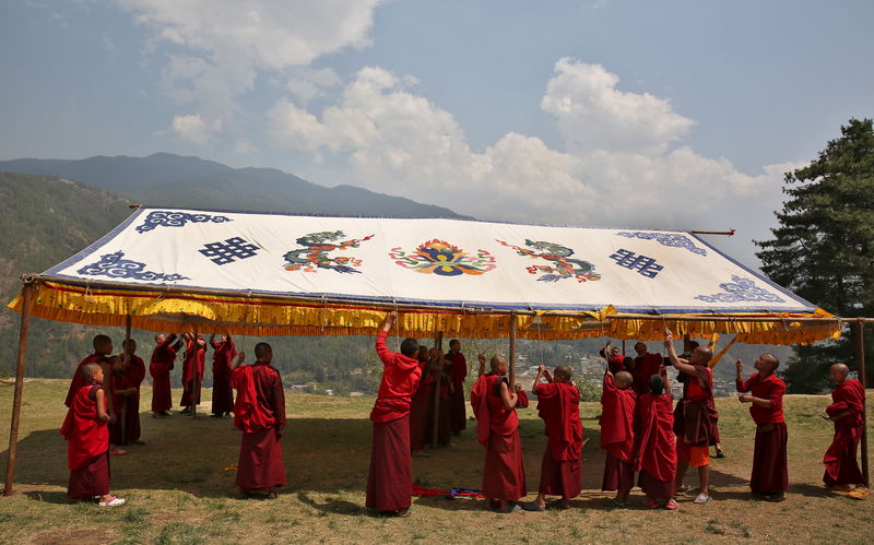 © Reuters. Young monks erect a marquee in preparation for the visit of Britain's Prince William and his wife to Changangkha Lhakhang temple in Thimphu